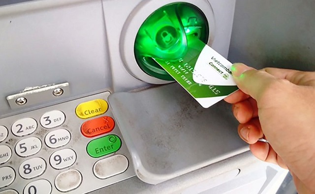 Rút tiền từ thẻ tín dụng VietcomBank tại cây ATM