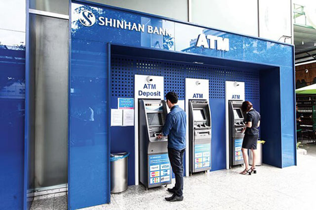Rút tiền tại cây ATM